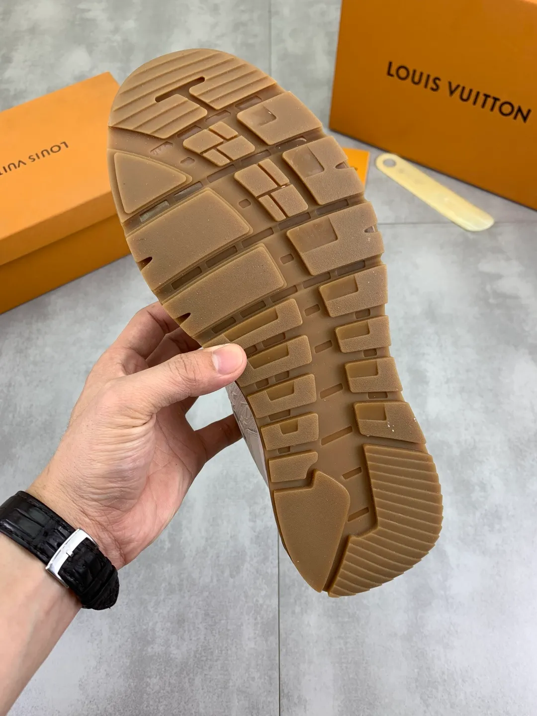 Men's Men's Shoes 💰P440💰【New Style】Yangli🆘 💭💭New model launched【LOUlS VUlTTON】Louis Vuitton's new low-top men's shoes, high quality, support inspection! This style comes from Italy with a variety of styles, very energetic and creative, giving people a comfortable and atmospheric visual impact❗Synchronization, the upper is made of silk calfskin with original LV, imported soft sheepskin lining🐑Purely hand-stitched; LV original rubber outsole 2️⃣color options available Size: 38~44